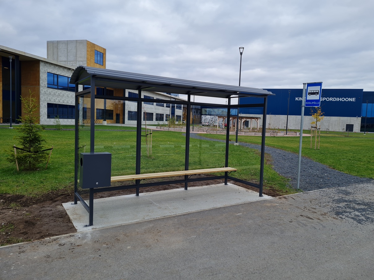 Pingiga ja prügikastiga bussiootekoda – Kindluse Kool ja Spordihoone