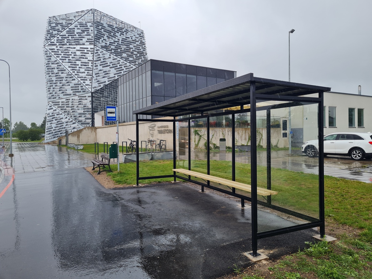 Kaldkatusega Tuuletorni pikk bussipaviljon