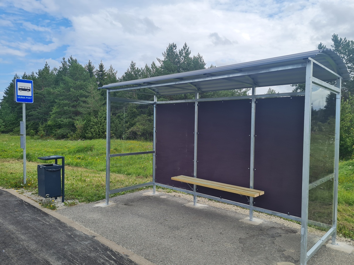 Vääna bussipaviljon vineerist tagaseinaga