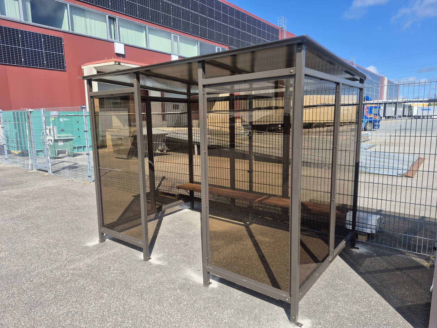 Toonitud klaasidega suitsupaviljon 3x2m