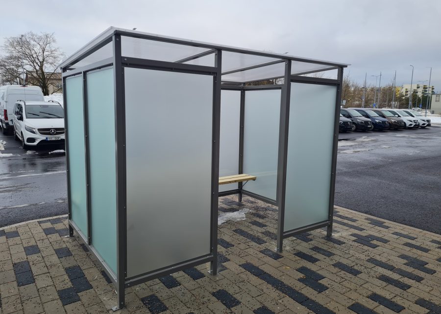 Suitsukabiin mattklaasist kaldkatusega 3x1.5m
