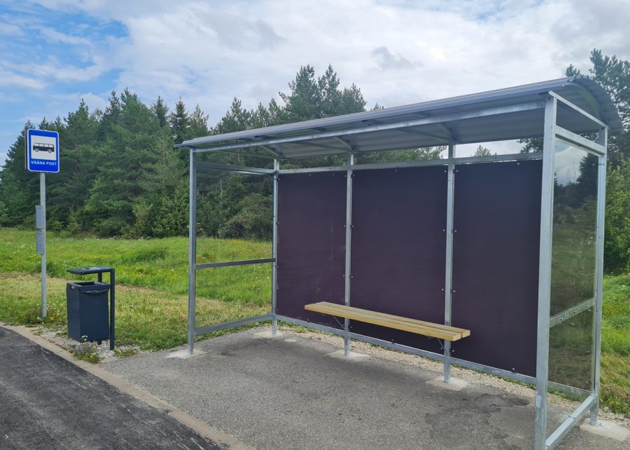 Vääna bussipaviljon vineerist tagaseinaga
